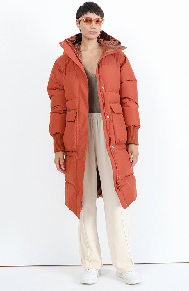 Embassy of Brick and Logs Ry Pufferparka burt rot aus recyceltem Polyester | Sophie Stone 