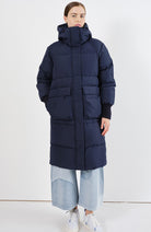 Embassy of Brick and Logs Ry Pufferparka blau aus recyceltem Polyester | Sophie Stone 