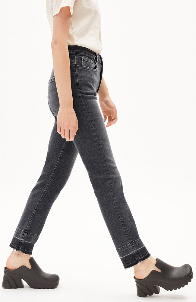 ARMEDANGELS Lejaani Jeans mit geradem Bein und hoher Taille Lakritze Bio-Baumwolle Frauen | Sophie Stone