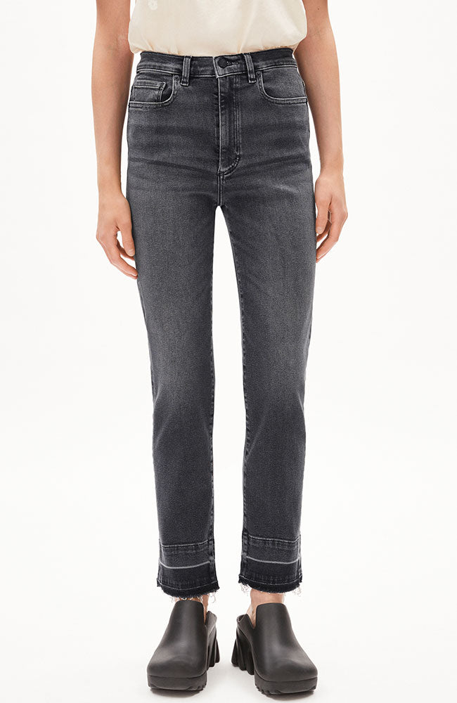 ARMEDANGELS Lejaani Jeans mit geradem Bein und hoher Taille Lakritz Bio-Baumwolle | Sophie Stone