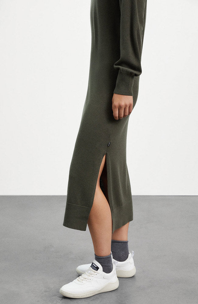 Ecoalf Abeto Kleid oliv aus nachhaltiger recycelter Wolle und Acryl | Sophie Stone 