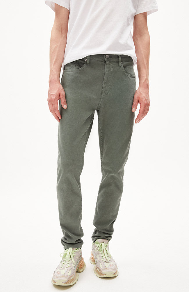 ARMEDANGELS Aarjo Jeans grau grün aus Bio-Baumwolle Herren | Sophie Stone