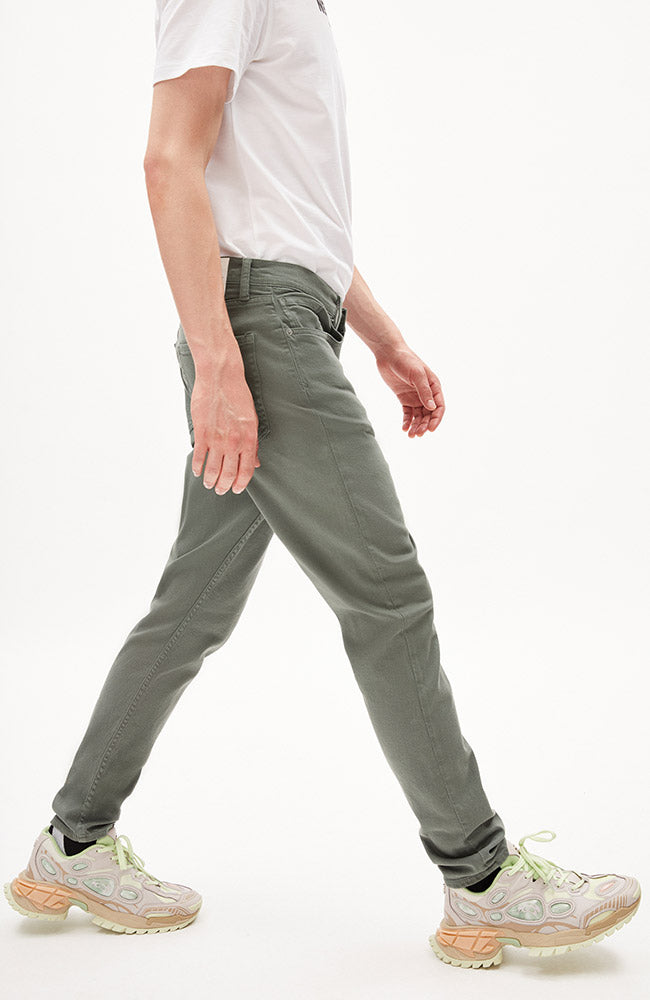 ARMEDANGELS Aarjo Jeans grau grün aus nachhaltiger Bio-Baumwolle Herren | Sophie Stone