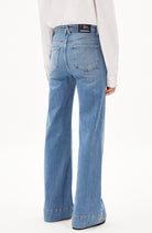 ARMEDANGELS Murliaa neblig blaue Jeans mit weitem Bein | Sophie Stone