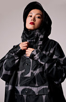 Rainkiss Schwarzer gepunkteter Regenponcho aus recyceltem PET unisex | Sophie Stone