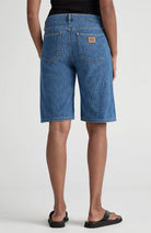 MUD Jeans Suzy Mid Short Medium Stone aus Bio-Baumwolle Damen | Sophie Stone