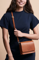 O MY BAG Audrey Mini Cognac Klassische Ledertasche aus strapazierfähigem Leder Unisex | Sophie Stone