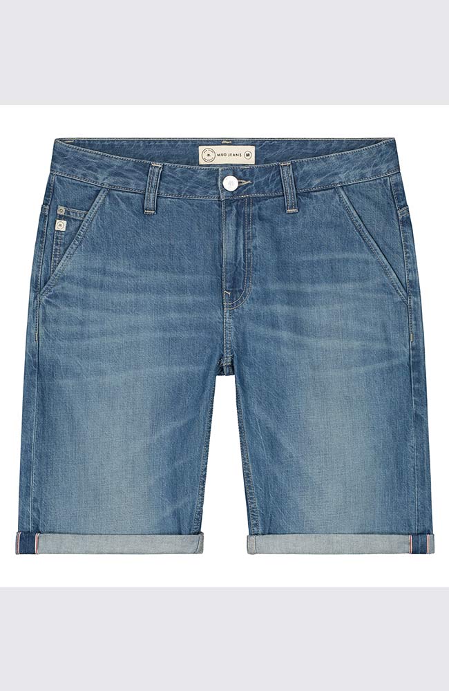 MUD Jeans Carlo Shorts Medium getragen von Bio-Baumwolle nachhaltige Kleidung | Sophie Stone