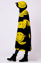 Rainkiss Rainbow Art x Smiley Rain Poncho aus 20+ recycelten PET-Flaschen | Sophie Stone