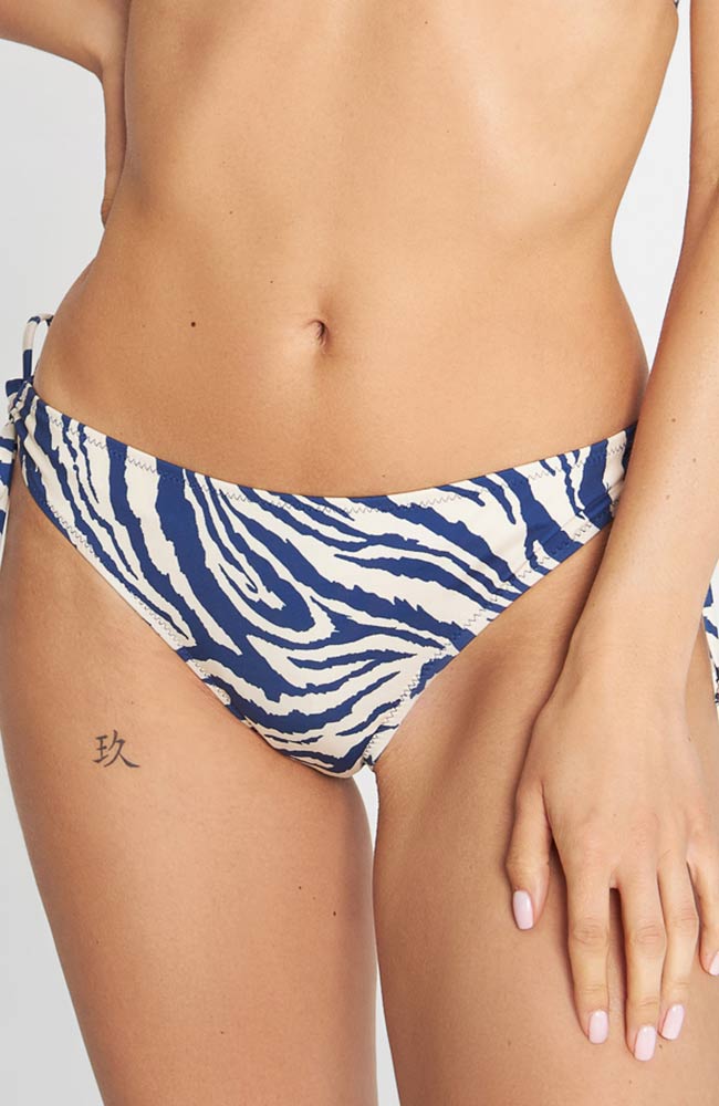 Bikinihöschen Odda Zebra Blue aus recyceltem Kunststoff | Sophie Stone 