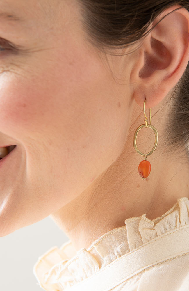Eine schöne Geschichte anmutig Karneol Gold Ohrringe | Sophie Stone