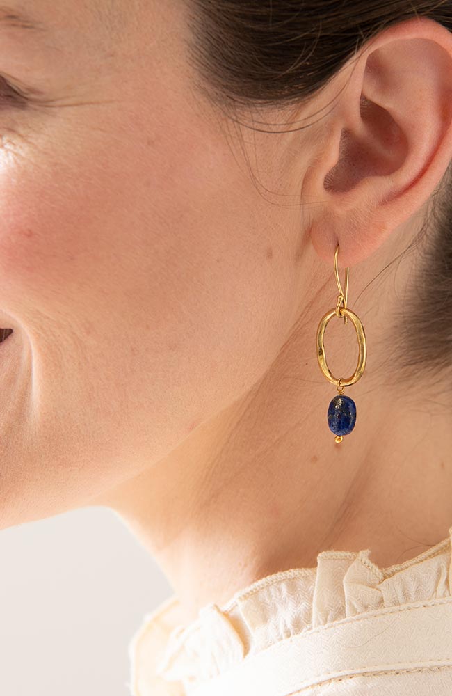 Eine schöne Geschichte Anmutige Lapis Lazuli Gold Ohrringe | Sophie Stone