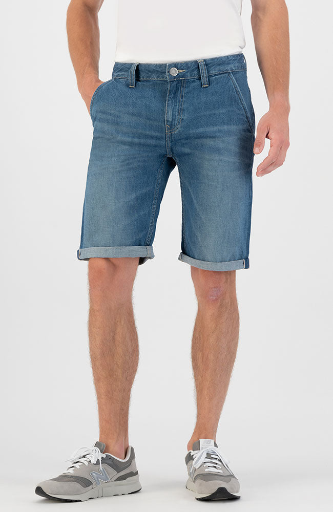 MUD Jeans Carlo Shorts Medium getragen aus Bio-Baumwolle | Sophie Stone
