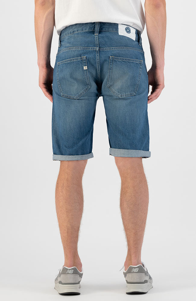 MUD Jeans Carlo Shorts Medium getragen aus 100% Bio-Baumwolle | Sophie Stone