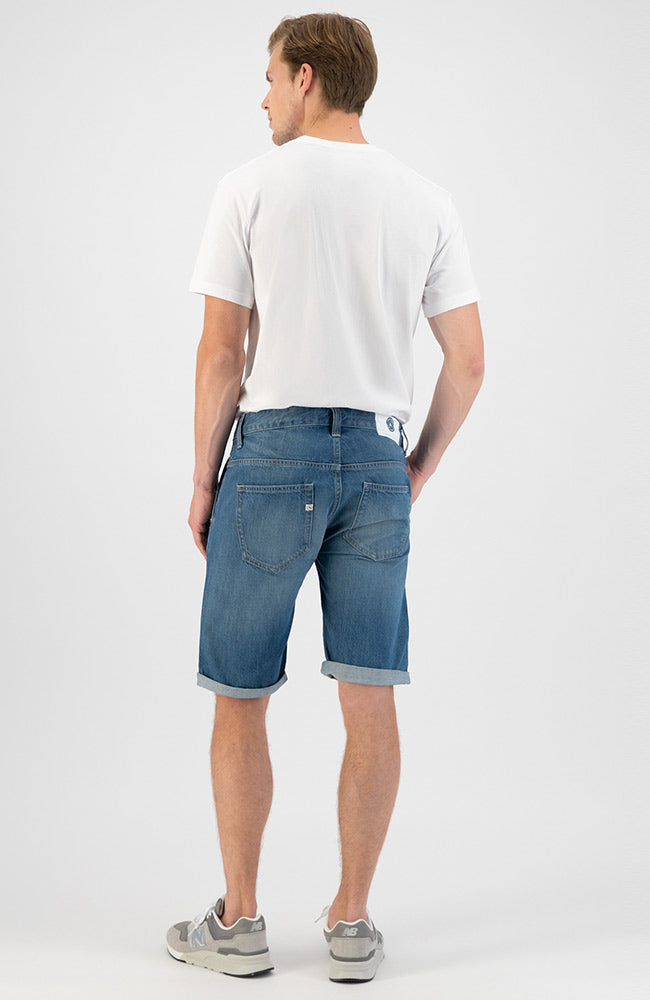 MUD Jeans Carlo Shorts Medium getragen aus Bio-Baumwolle dauerhaft | Sophie Stone