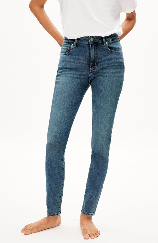 ARMEDANGELS Tillaa Stretch-Jeans aus getöntem blauem Denim | Sophie Stone