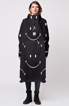 Rainkiss All Smiles x Smiley Rain Poncho aus 20+ recycelten PET-Flaschen | Sophie Stone